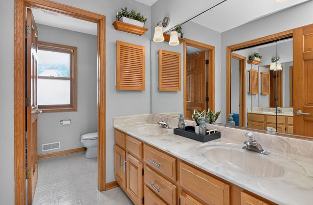 2121 Burnham Court, Algonquin, IL 60102