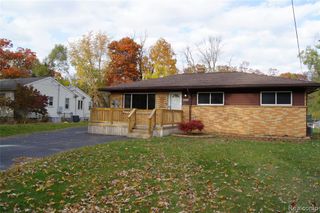 3880 Lotus Drive, Waterford, MI 48329