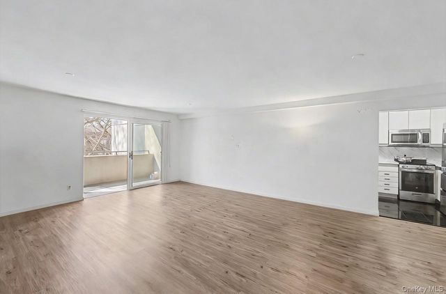 100 Great Neck Road 4D, Great Neck, NY 11021