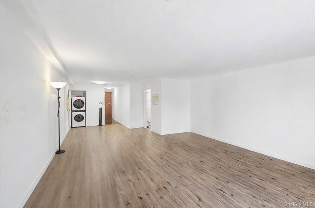 100 Great Neck Road 4D, Great Neck, NY 11021