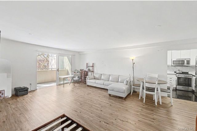 100 Great Neck Road 4D, Great Neck, NY 11021