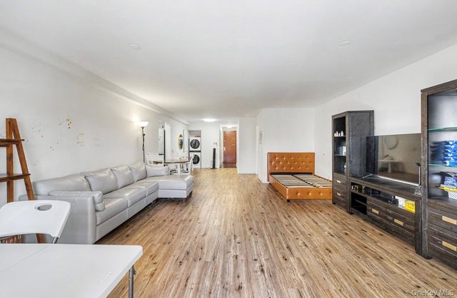 100 Great Neck Road 4D, Great Neck, NY 11021