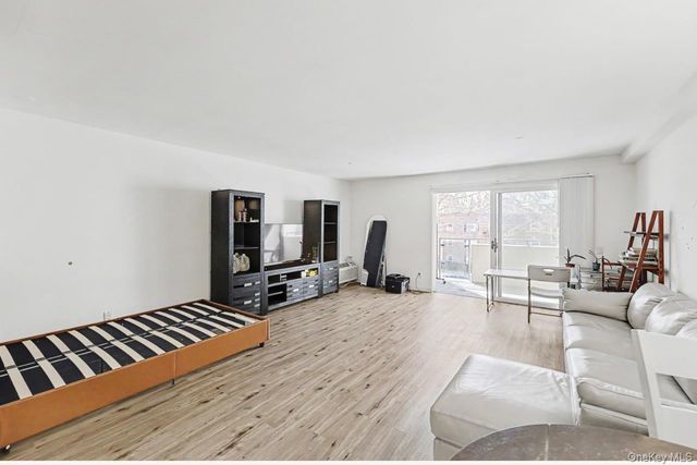 100 Great Neck Road 4D, Great Neck, NY 11021