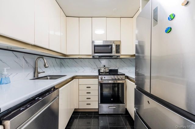 100 Great Neck Road 4D, Great Neck, NY 11021