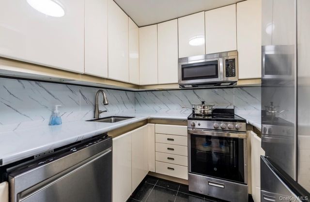 100 Great Neck Road 4D, Great Neck, NY 11021