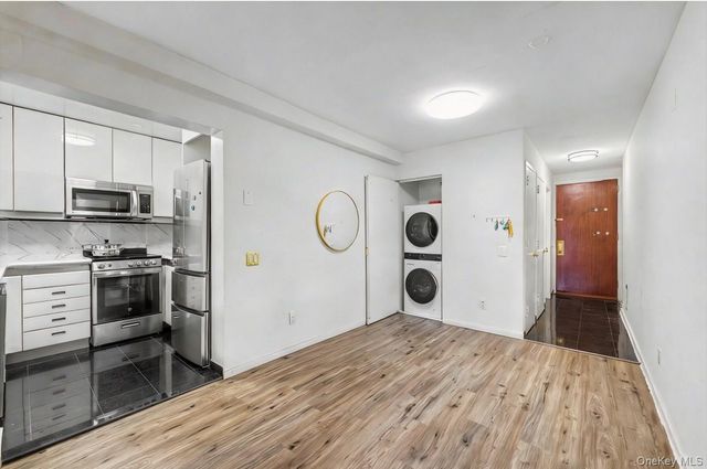 100 Great Neck Road 4D, Great Neck, NY 11021