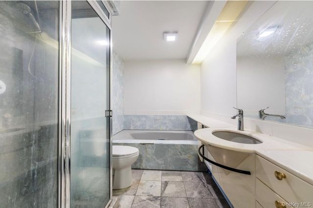 100 Great Neck Road 4D, Great Neck, NY 11021