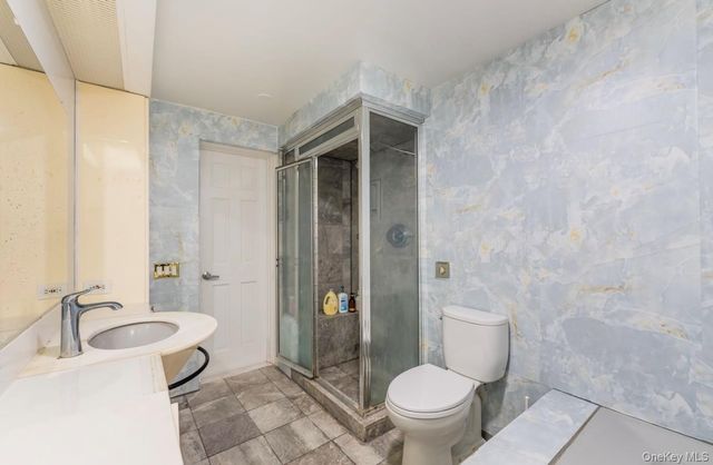 100 Great Neck Road 4D, Great Neck, NY 11021