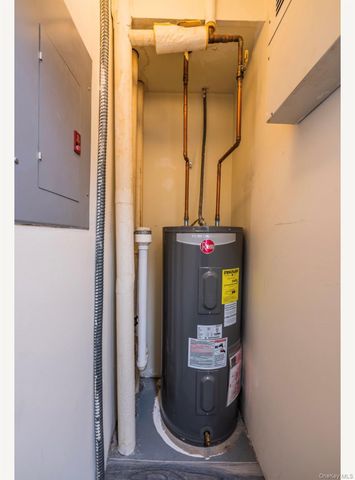 100 Great Neck Road 4D, Great Neck, NY 11021