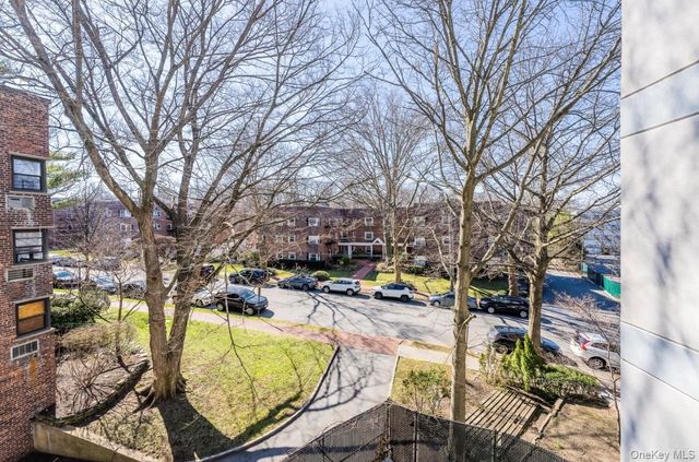 100 Great Neck Road 4D, Great Neck, NY 11021