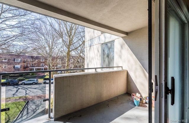 100 Great Neck Road 4D, Great Neck, NY 11021