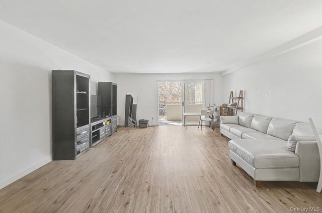 100 Great Neck Road 4D, Great Neck, NY 11021