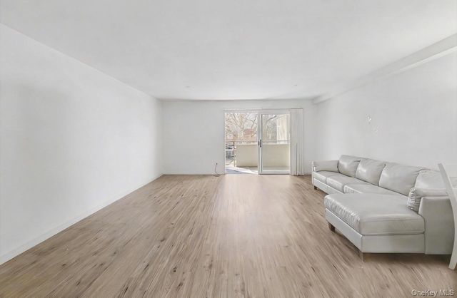 100 Great Neck Road 4D, Great Neck, NY 11021