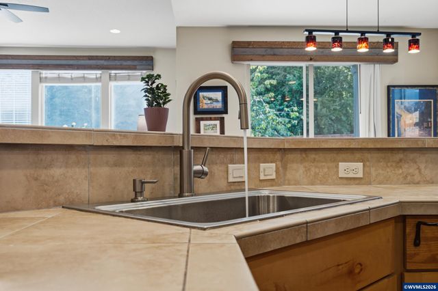 2516 Laura Vista Dr NW, Albany, OR 97321