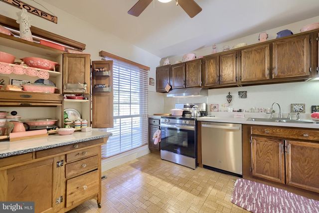 19 CLUB LN, Reading, PA 19607