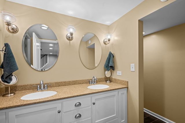 705 N DRURY Lane, Arlington Heights, IL 60004