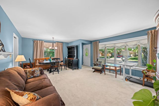 705 N DRURY Lane, Arlington Heights, IL 60004