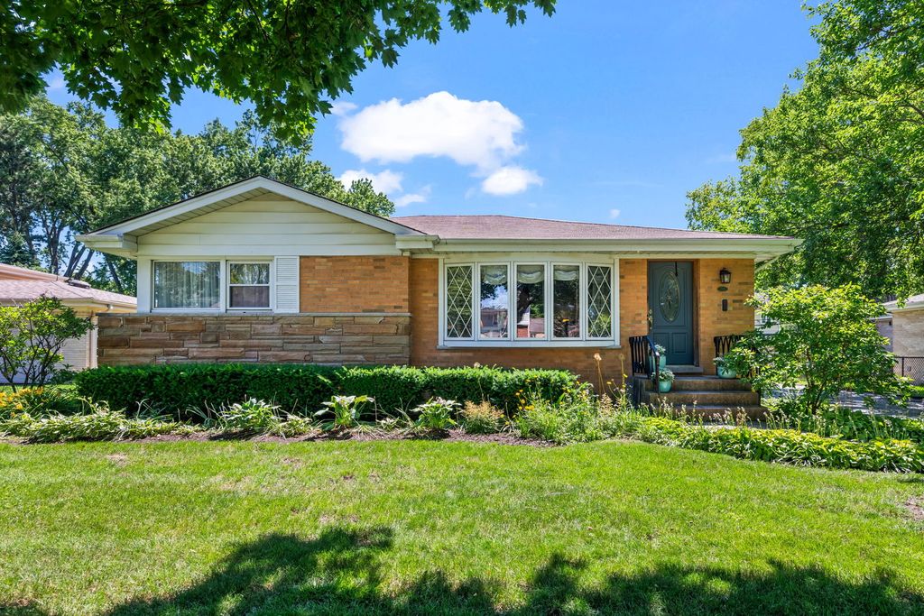 705 N DRURY Lane, Arlington Heights, IL 60004
