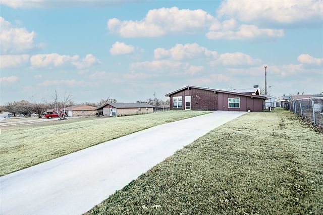 702 E Decatur Street, Bowie, TX 76230