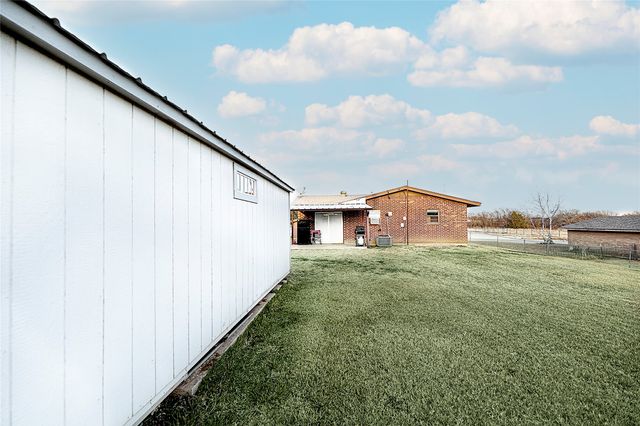 702 E Decatur Street, Bowie, TX 76230