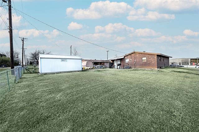 702 E Decatur Street, Bowie, TX 76230