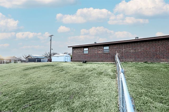 702 E Decatur Street, Bowie, TX 76230