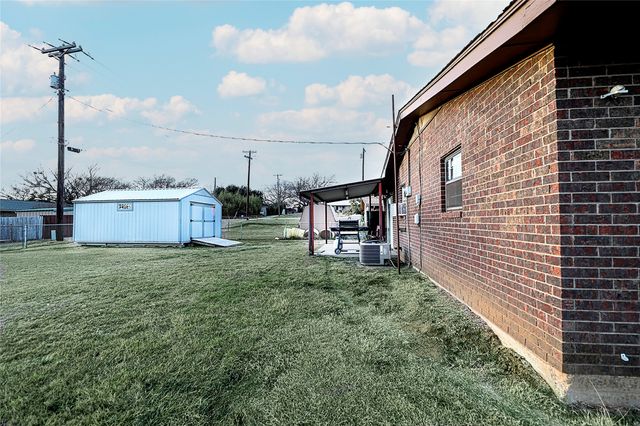 702 E Decatur Street, Bowie, TX 76230