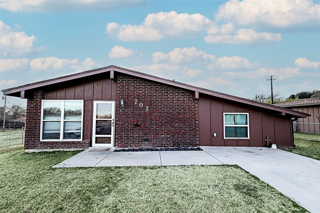 702 E Decatur Street, Bowie, TX 76230