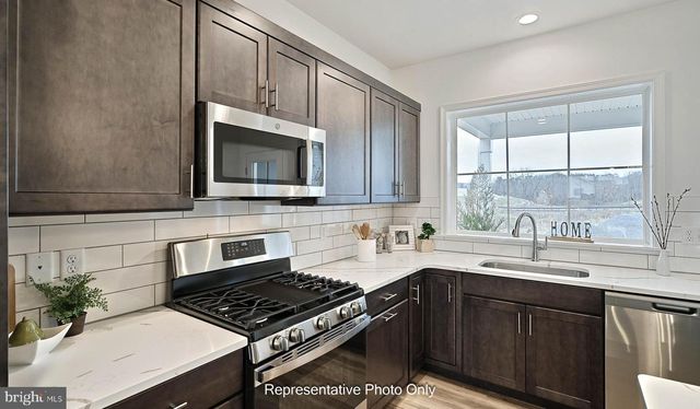 2422 HAWTHORNE DR, Harrisburg, PA 17110