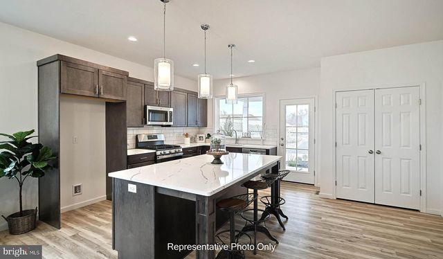 2422 HAWTHORNE DR, Harrisburg, PA 17110