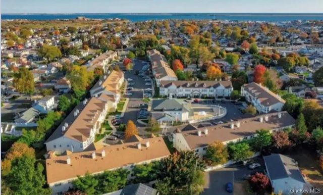 816 Narragansett Villas Drive 816, Lindenhurst, NY 11757