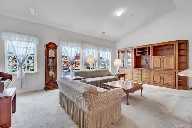 816 Narragansett Villas Drive 816, Lindenhurst, NY 11757