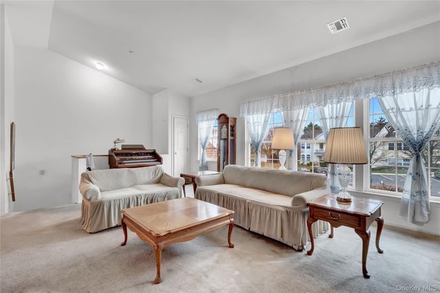 816 Narragansett Villas Drive 816, Lindenhurst, NY 11757