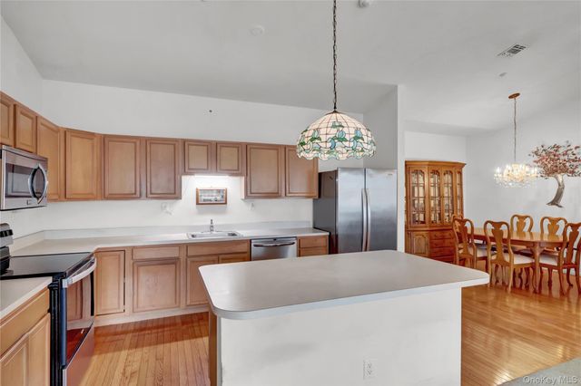 816 Narragansett Villas Drive 816, Lindenhurst, NY 11757