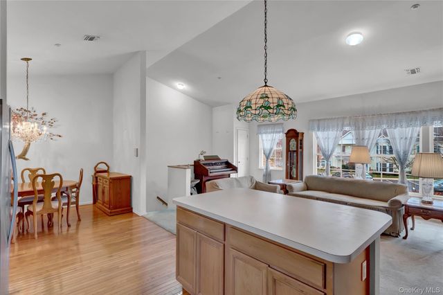 816 Narragansett Villas Drive 816, Lindenhurst, NY 11757