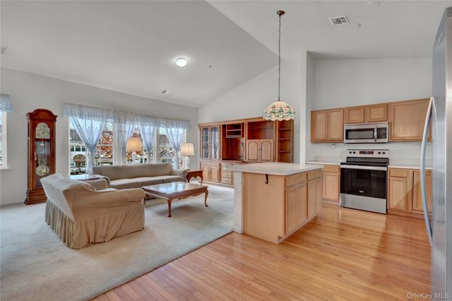 816 Narragansett Villas Drive 816, Lindenhurst, NY 11757