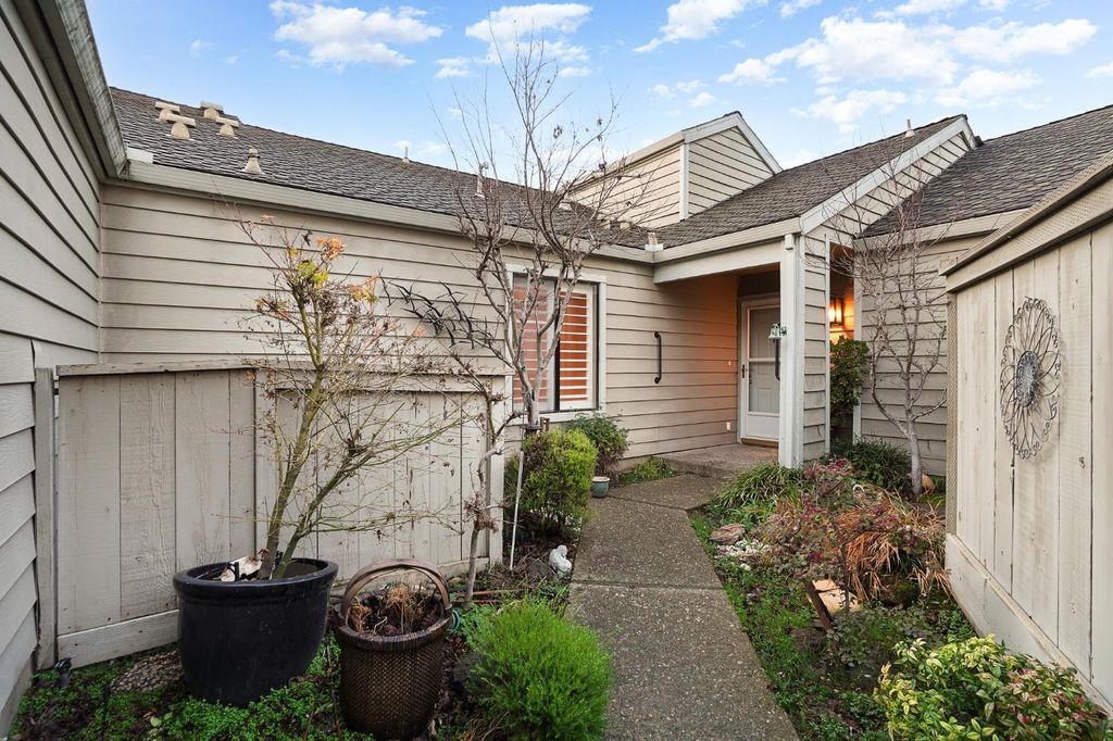 2109 Cedar Ridge Dr, Stockton, CA 95207