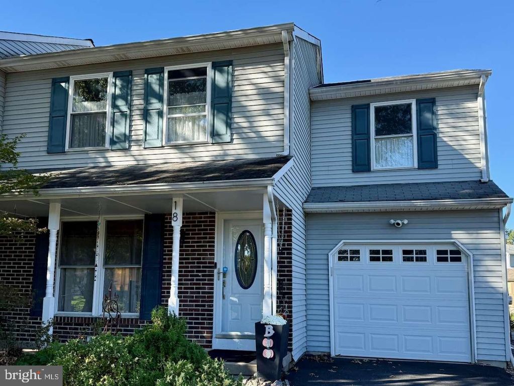 Image 1 of property listing at 18 HUNT DR, Horsham, PA 19044