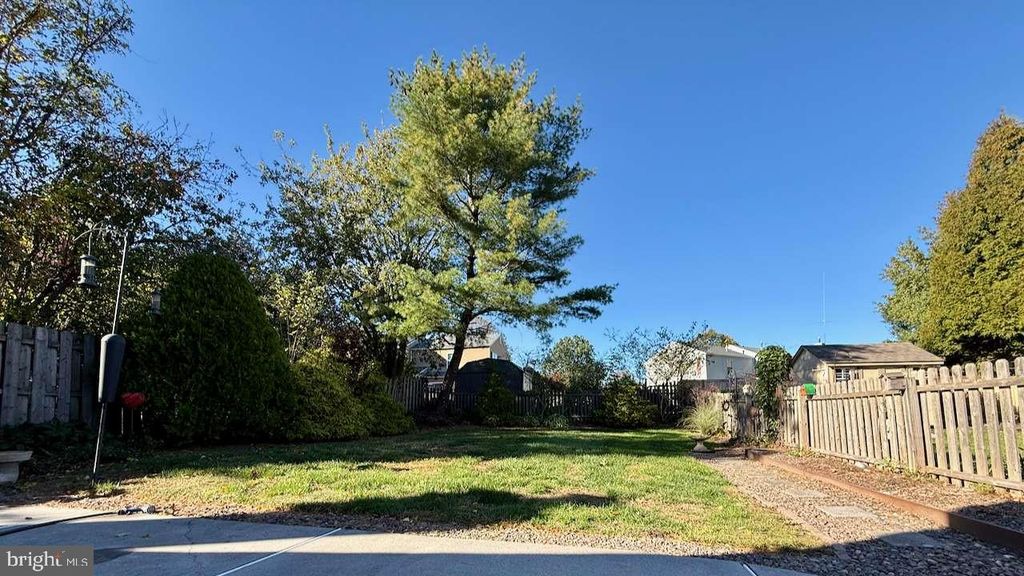 Image 25 of property listing at 18 HUNT DR, Horsham, PA 19044