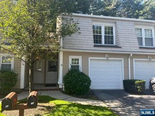 18 Crestwood Mews, Allendale, NJ 07401