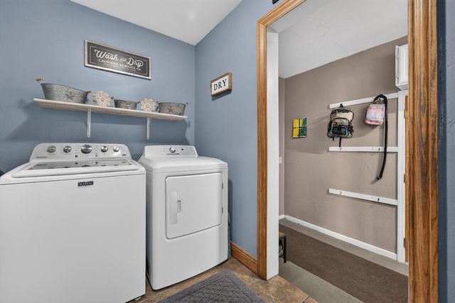 1296 Carla LANE, West Bend, WI 53095