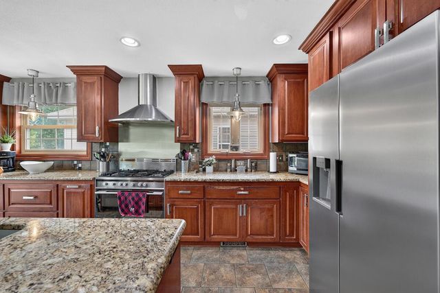 1296 Carla LANE, West Bend, WI 53095
