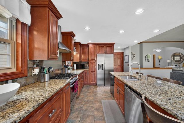 1296 Carla LANE, West Bend, WI 53095
