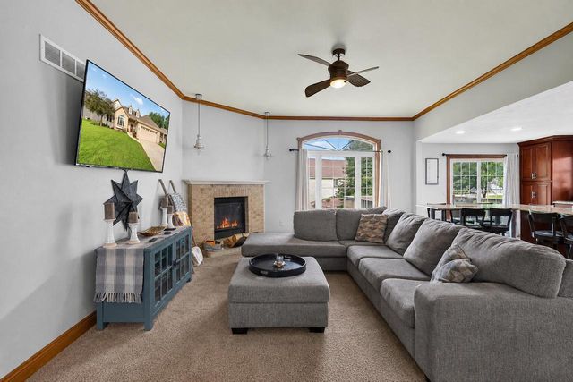 1296 Carla LANE, West Bend, WI 53095