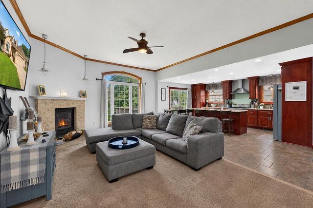 1296 Carla LANE, West Bend, WI 53095