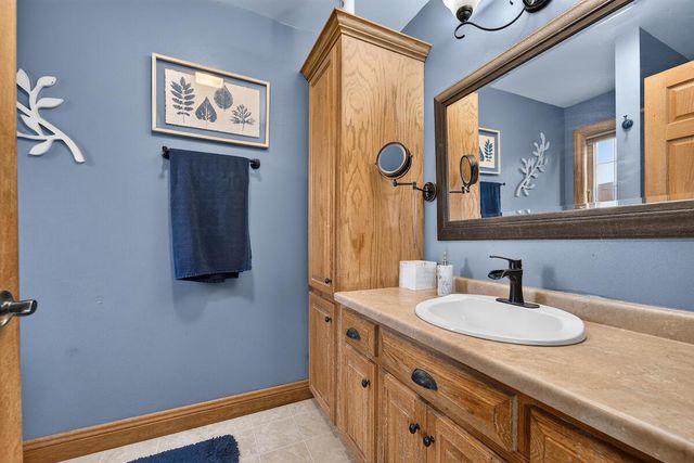 1296 Carla LANE, West Bend, WI 53095