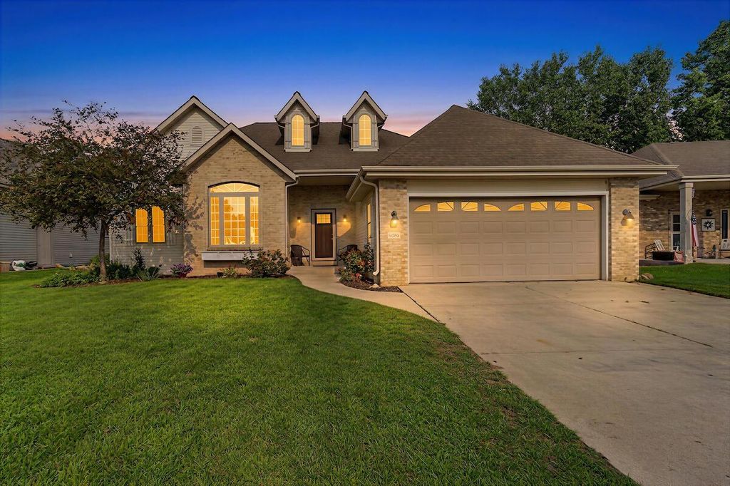 1296 Carla LANE, West Bend, WI 53095