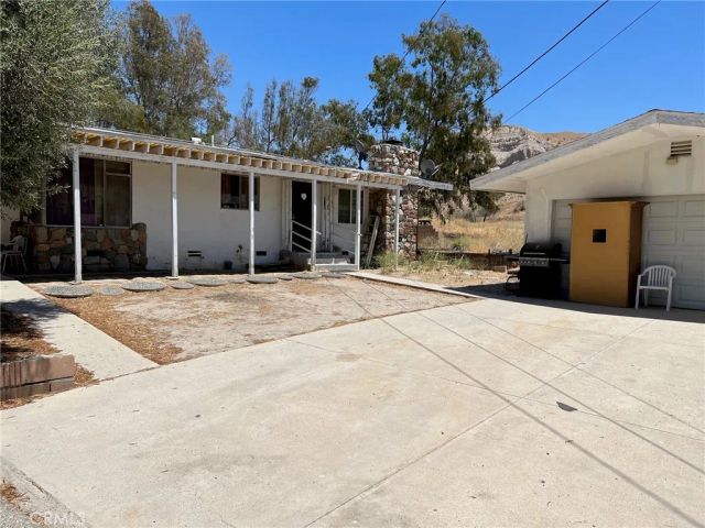 15840 Sierra Highway, Canyon Country, CA 91390