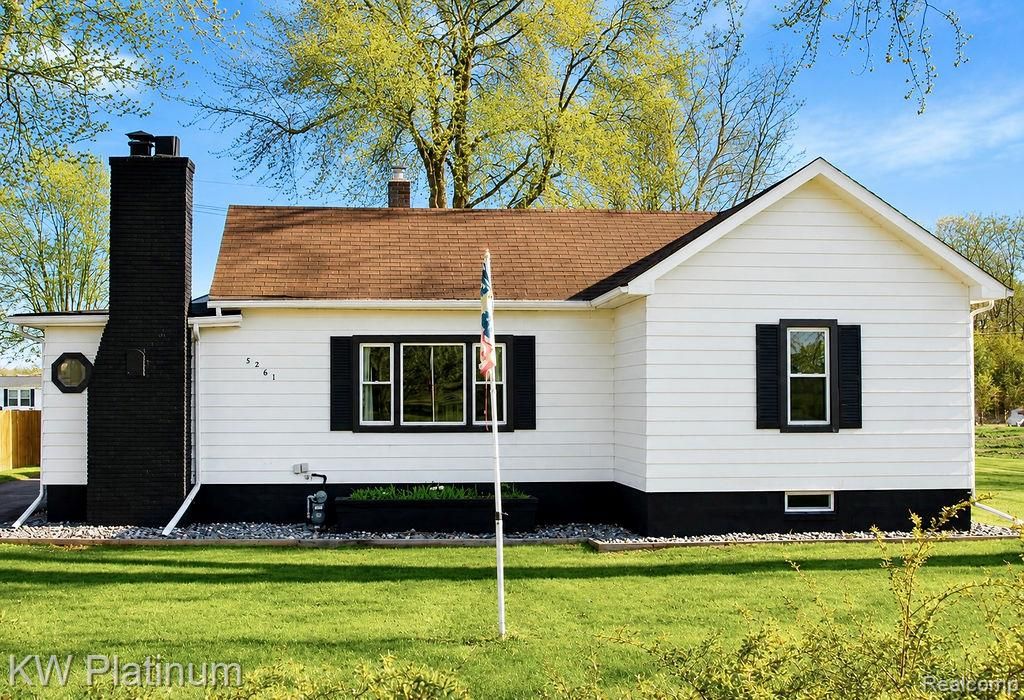 3261 Keewahdin Road, Fort Gratiot Charter Township, MI 48059