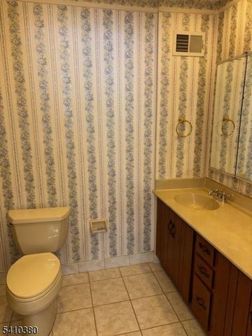 109 Goldfinch Dr, Allamuchy Twp., NJ 07840